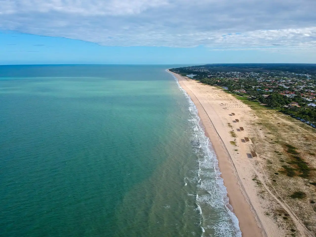 A praia em frente ao condomínio