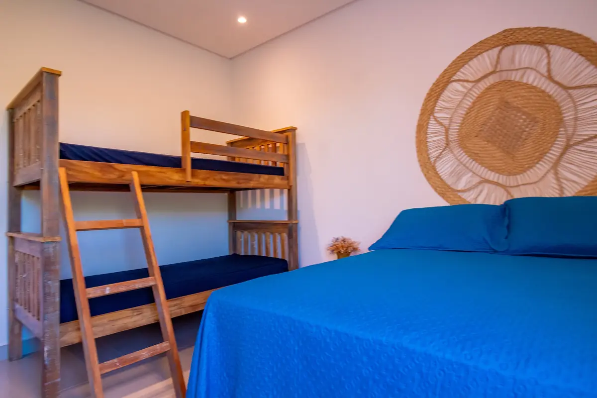 Quarto azul: casal e beliche